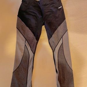 NEVER WORN AVIA LEGGINGS SIZE MEDIUM